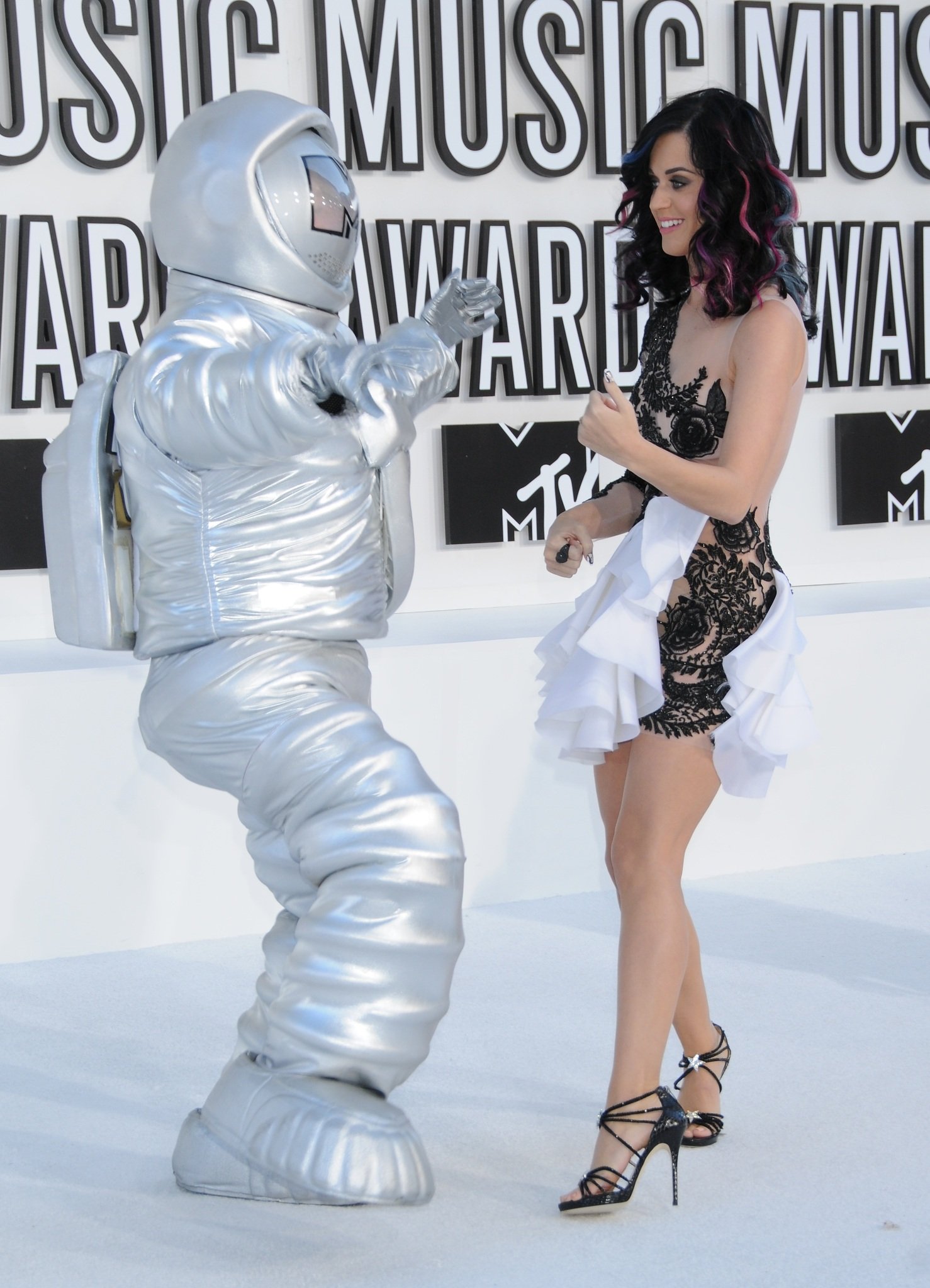 Фото - MTV Video Music Awards 2010: 1478x2048 / 353 Кб