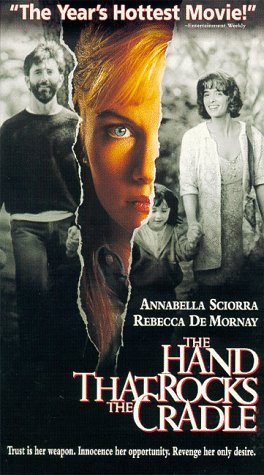 Фото - Рука, качающая колыбель: 264x475 / 41 Кб