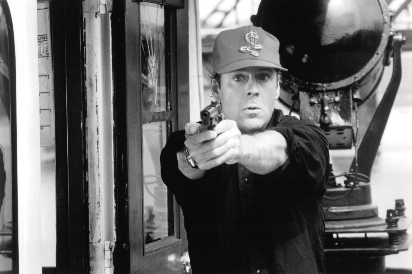 Фото - На расстоянии удара: 1364x908 / 156 Кб