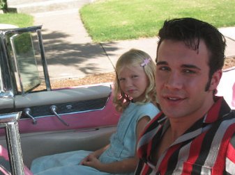 Фото - Элвис вышел из здания: 337x252 / 22 Кб