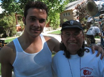 Фото - Элвис вышел из здания: 337x252 / 27 Кб