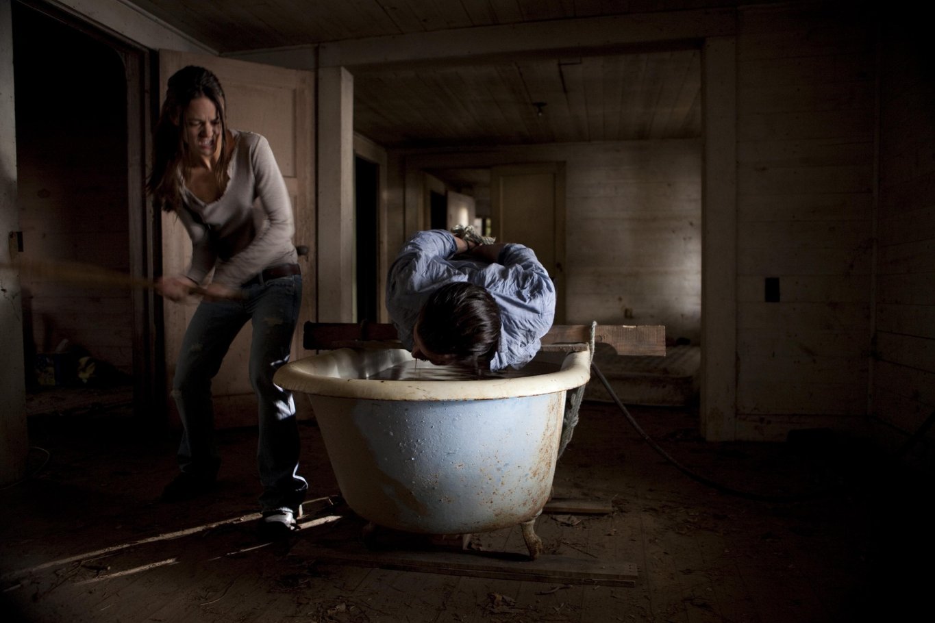 Фото -  Я плюю на ваши могилы: 1365x910 / 132 Кб