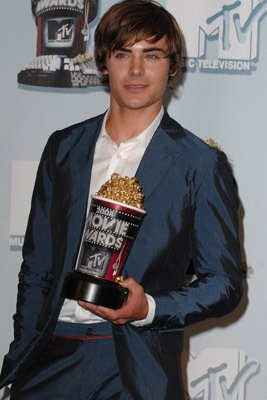 Фото - 2008 MTV Movie Awards: 267x400 / 23 Кб