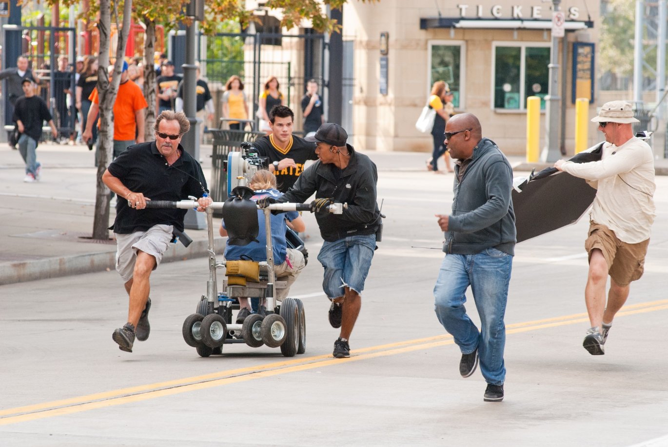 Фото - Погоня: 1370x916 / 215 Кб