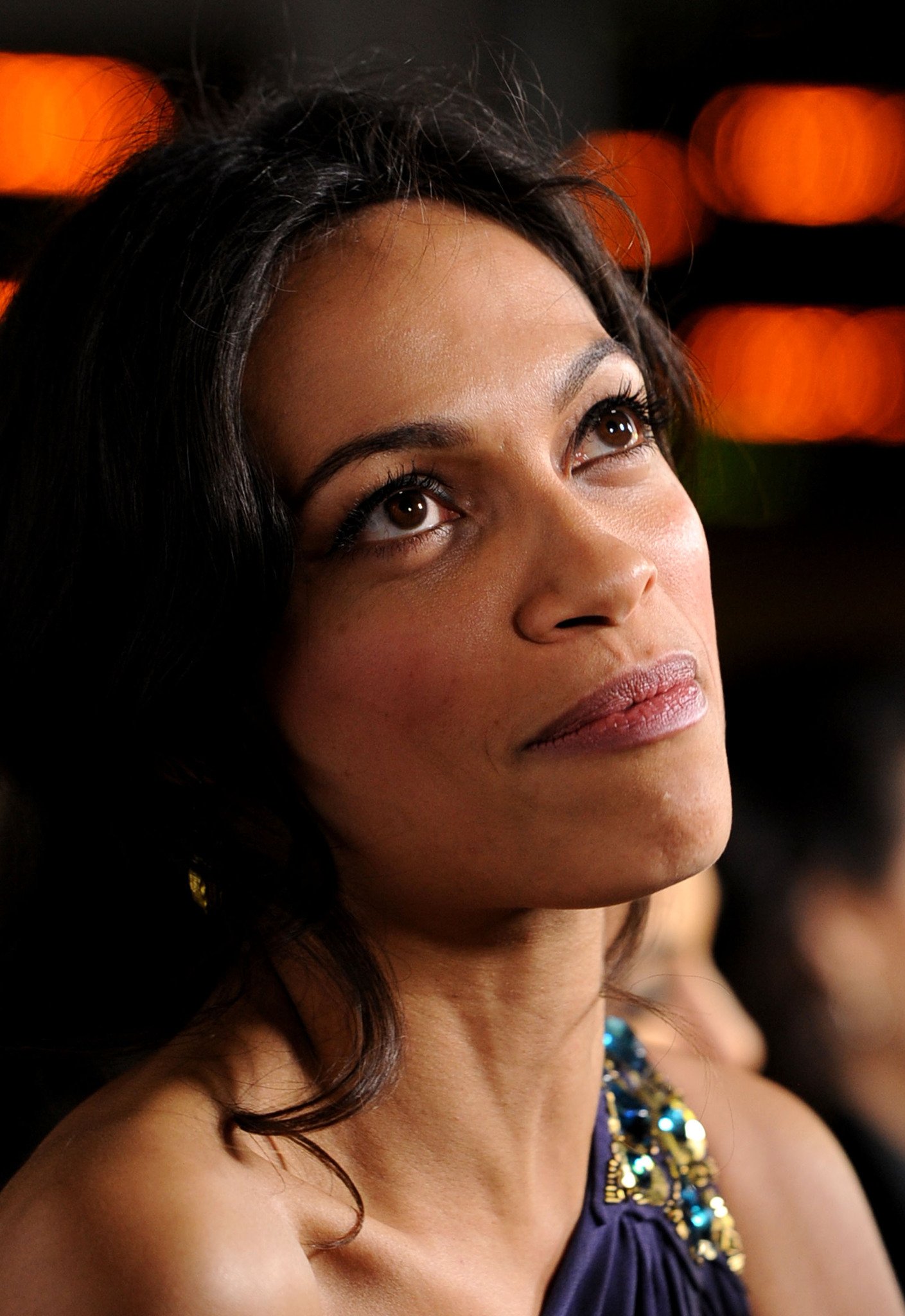 Фото - Девушка заходит в бар: 1409x2048 / 349 Кб