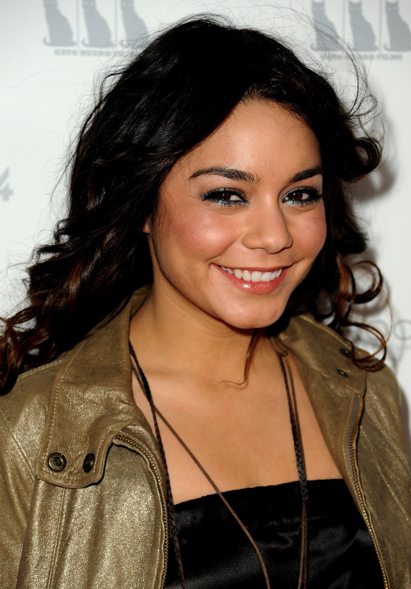 Фото - Девушка заходит в бар: 1428x2048 / 494 Кб