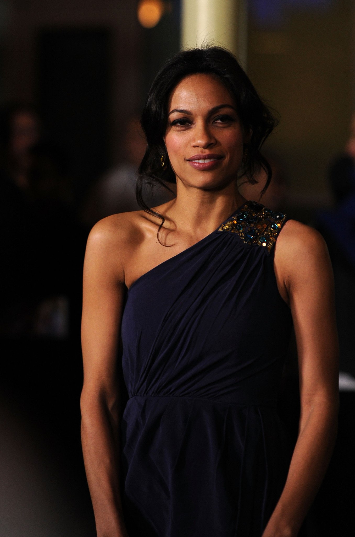 Фото - Девушка заходит в бар: 1356x2048 / 271 Кб