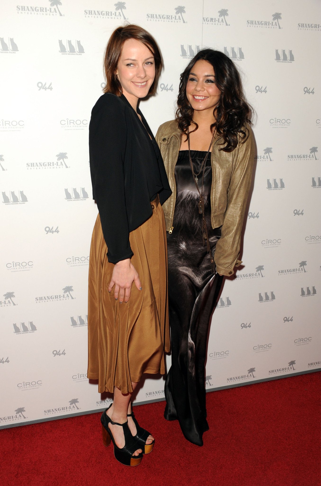 Фото - Девушка заходит в бар: 1355x2048 / 390 Кб