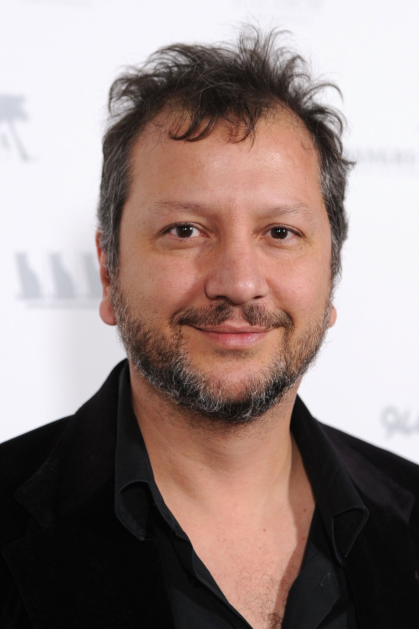 Фото - Девушка заходит в бар: 1367x2048 / 322 Кб