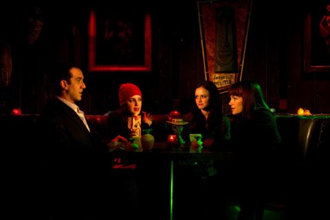 Фото - Девушка заходит в бар: 480x320 / 17 Кб