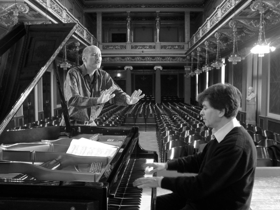 Фото - Fernando Garcia Torres at the Brahmssaal of the Musikverein in Vienna: 960x720 / 130 Кб