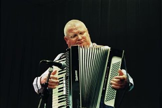 Фото - Шульце играет блюз: 323x215 / 13 Кб