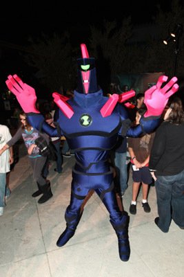 Фото - Бен 10: Инопланетный рой: 267x400 / 24 Кб