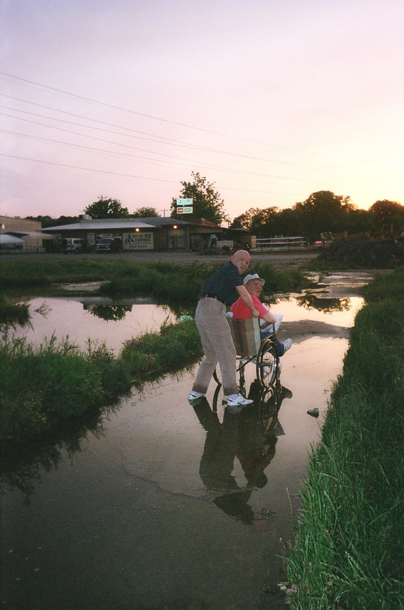 Фото - Трахальщики мусорных бачков: 1358x2048 / 467 Кб