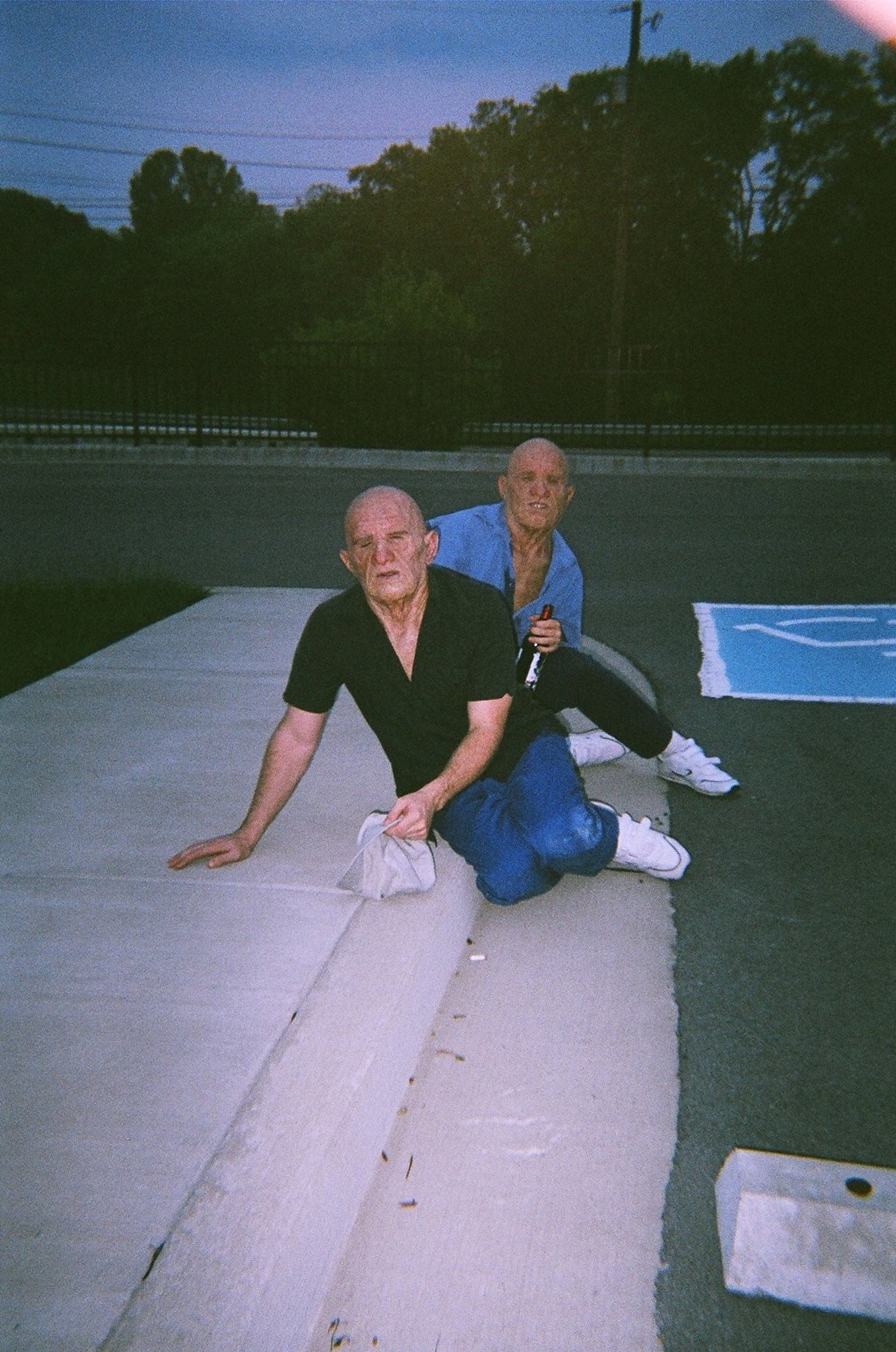 Фото - Трахальщики мусорных бачков: 1358x2048 / 506 Кб