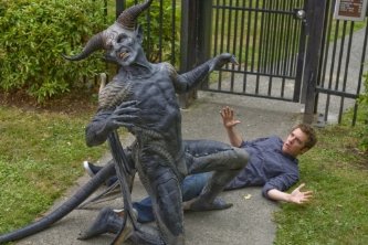 Фото - На службе у дьявола: 333x222 / 25 Кб