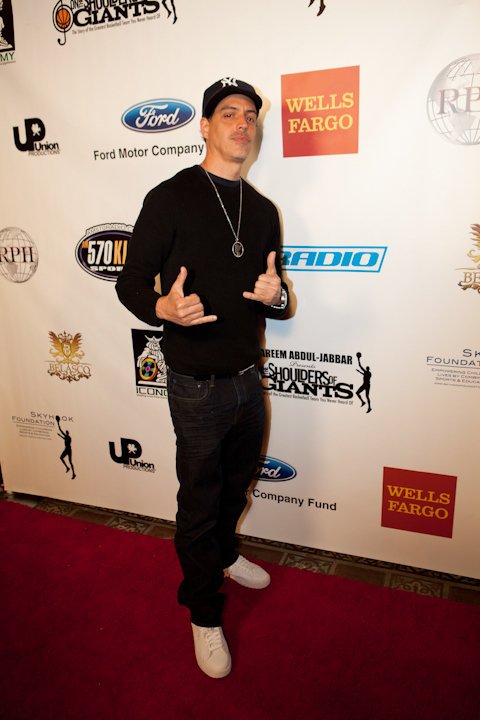 Фото - On the Shoulders of Giants: 480x720 / 52 Кб