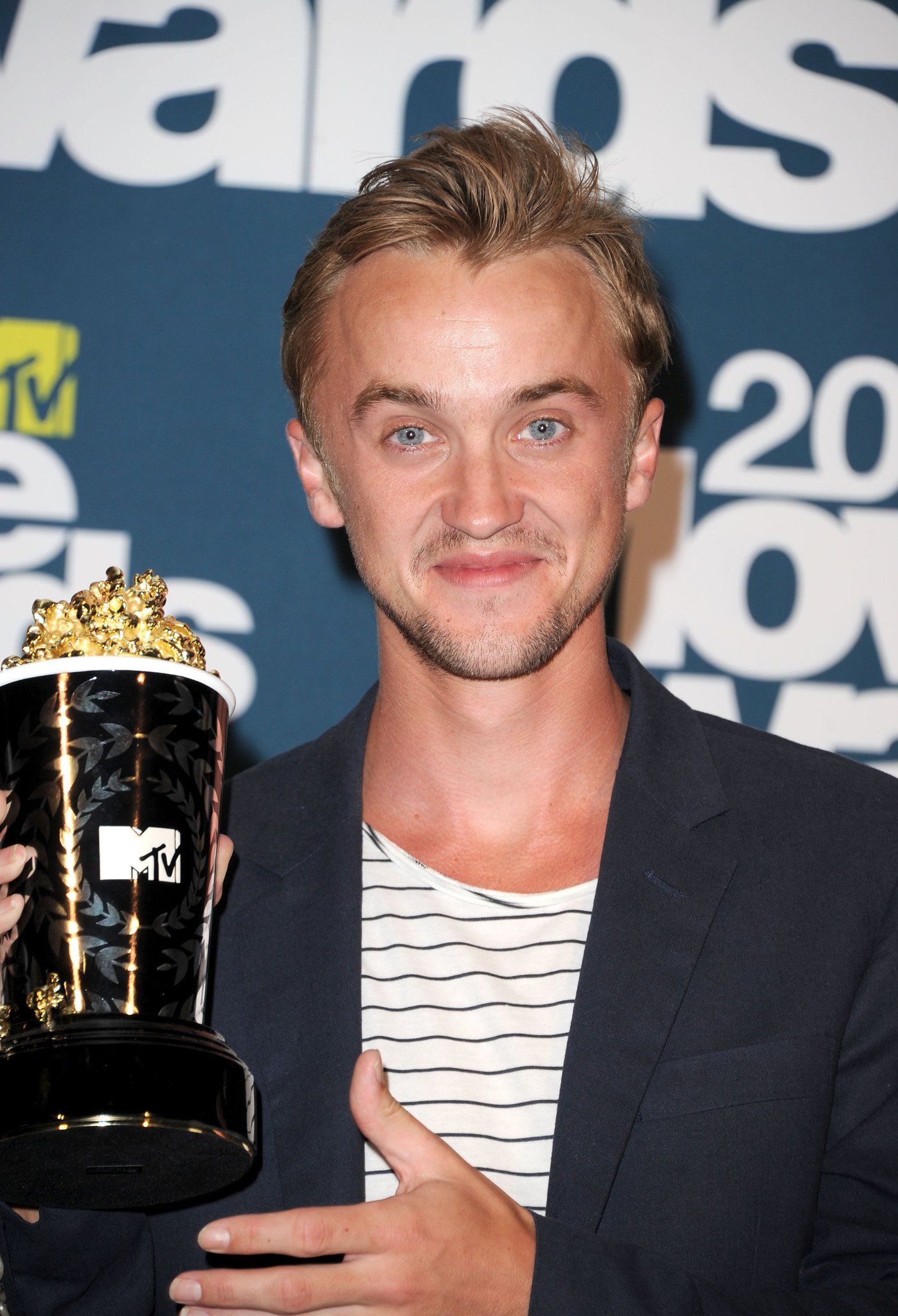 Фото - 2011 MTV Movie Awards: 1397x2048 / 430 Кб