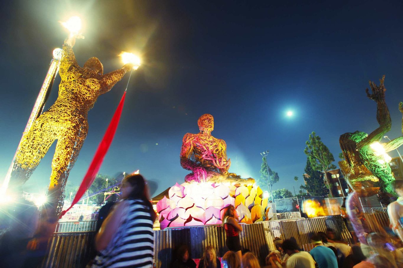 Фото - 	 Танцевальное шоу Electric Daisy Carnival: 1365x910 / 209 Кб