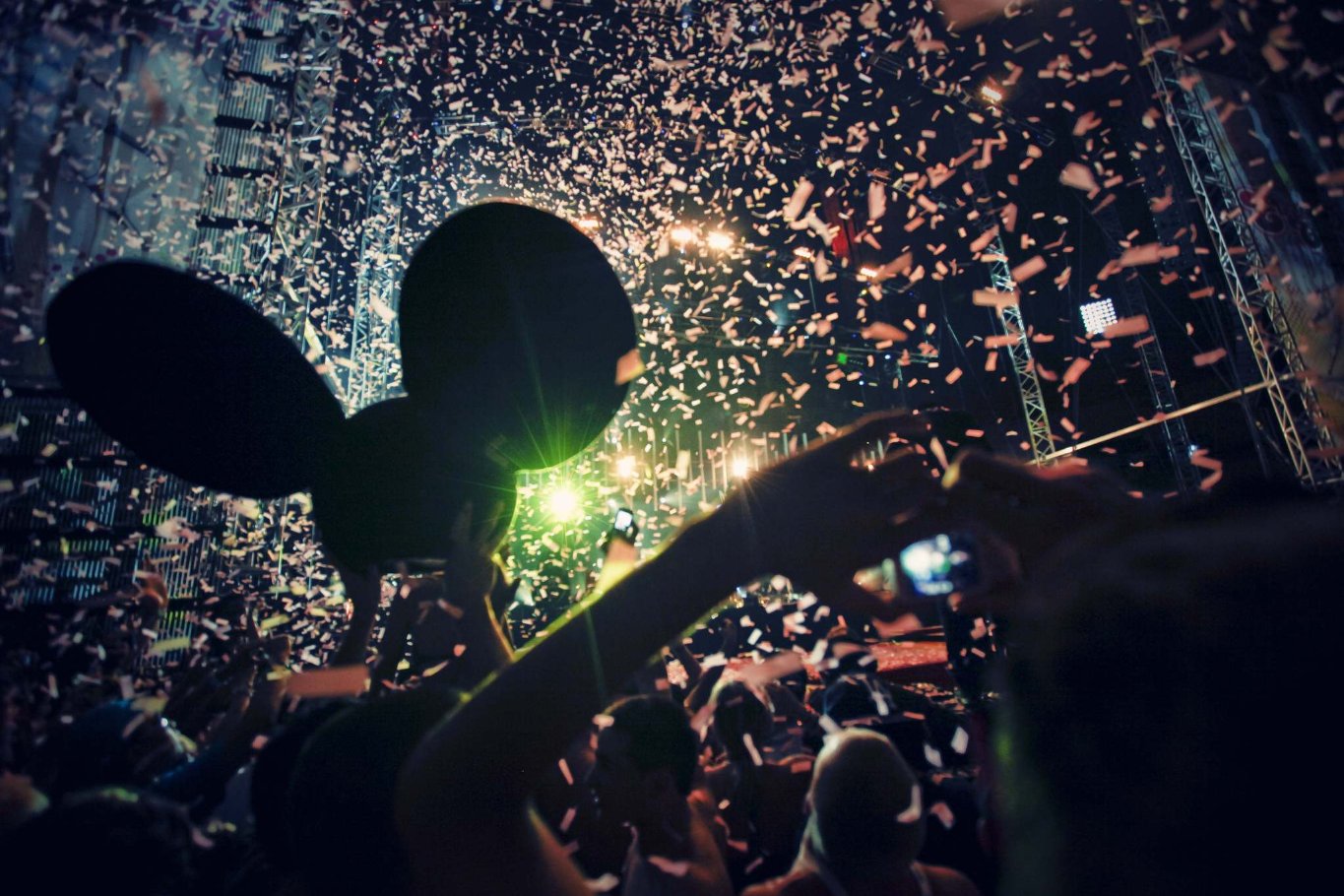 Фото - 	 Танцевальное шоу Electric Daisy Carnival: 1365x910 / 235 Кб