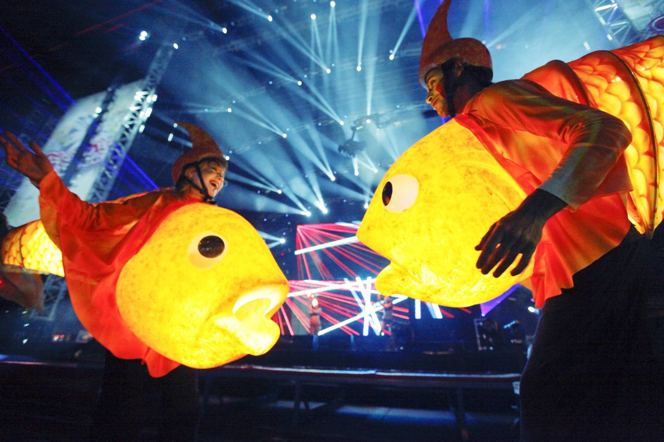 Фото - 	 Танцевальное шоу Electric Daisy Carnival: 1365x910 / 212 Кб