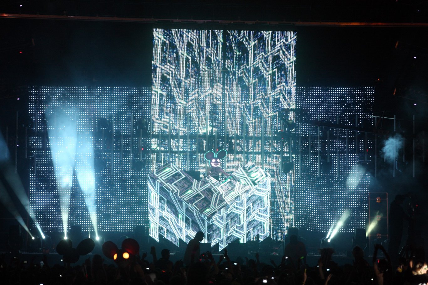 Фото - 	 Танцевальное шоу Electric Daisy Carnival: 1365x910 / 310 Кб