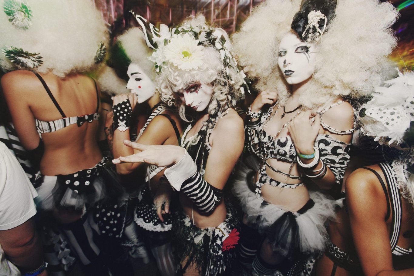 Фото - 	 Танцевальное шоу Electric Daisy Carnival: 1365x910 / 227 Кб