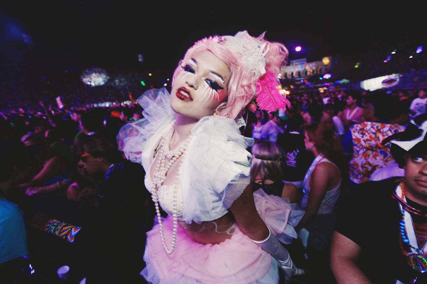 Фото - 	 Танцевальное шоу Electric Daisy Carnival: 1365x910 / 148 Кб