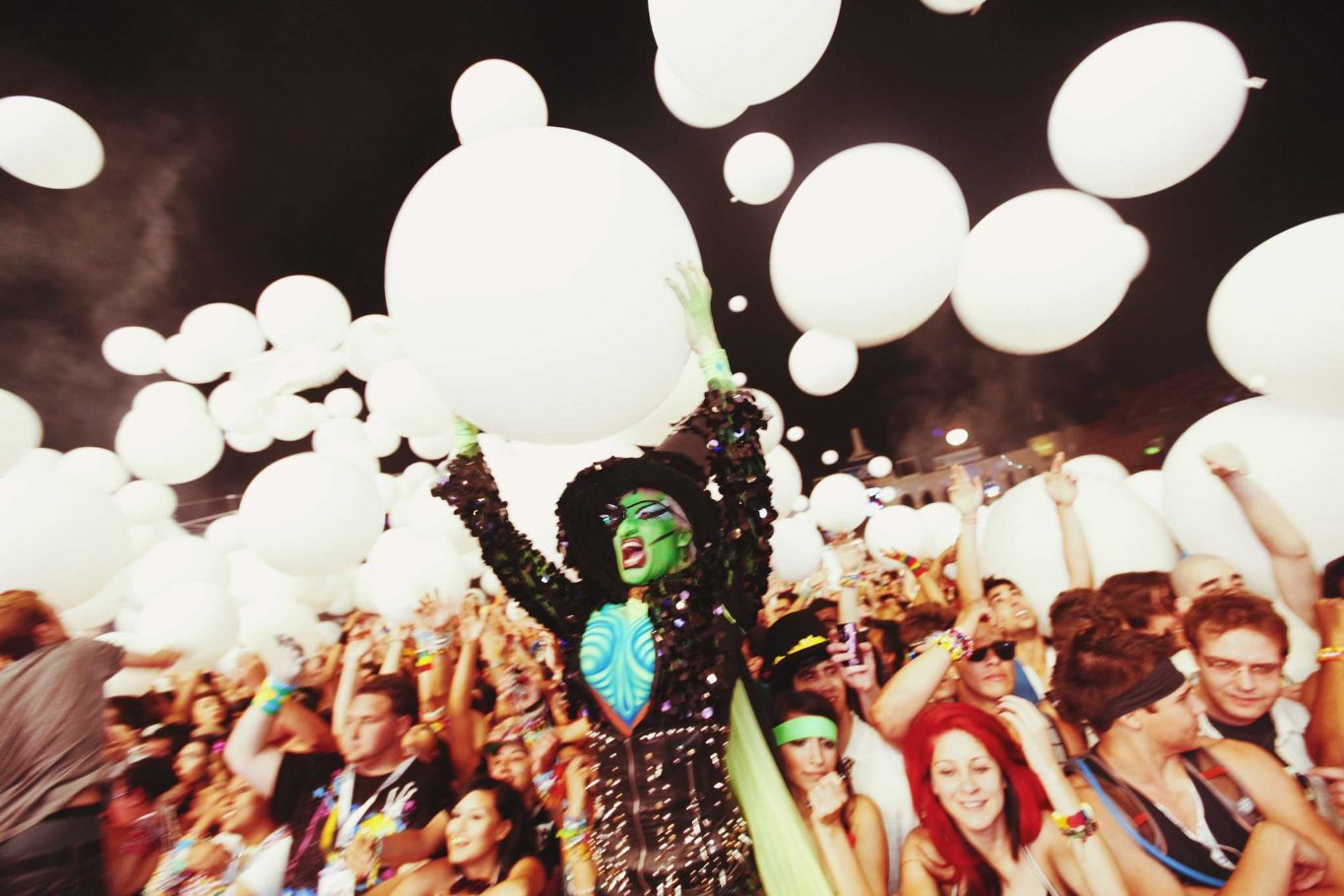 Фото - 	 Танцевальное шоу Electric Daisy Carnival: 1365x910 / 169 Кб