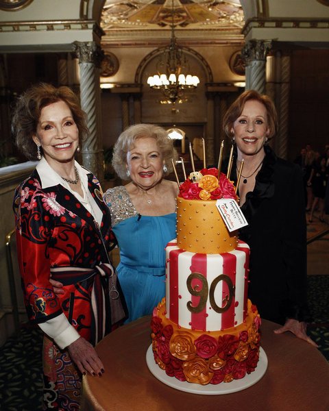 Фото - Betty White's 90th Birthday: A Tribute to America's Golden Girl: 480x600 / 68 Кб