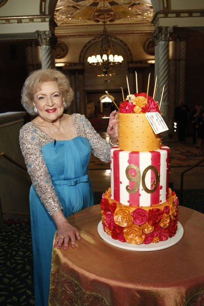 Фото - Betty White's 90th Birthday: A Tribute to America's Golden Girl: 400x600 / 57 Кб