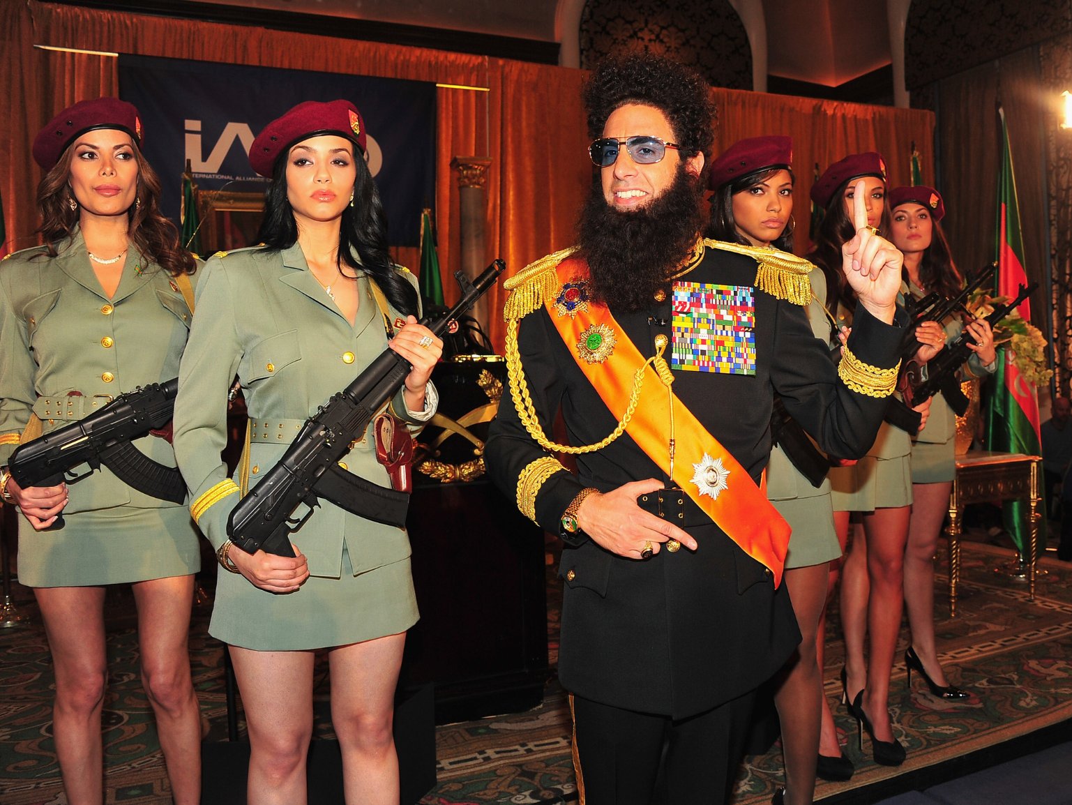 Фото - Диктатор: 1537x1154 / 342 Кб