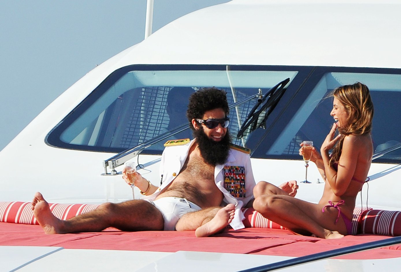 Фото - Диктатор: 1389x942 / 173 Кб