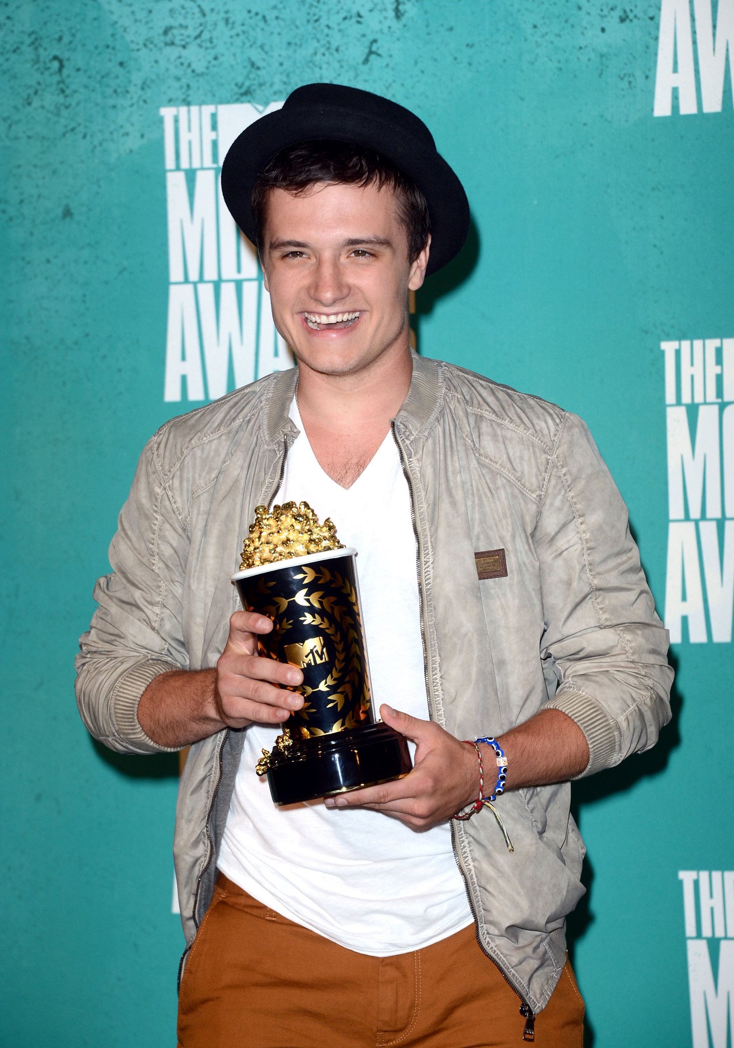 Фото - 2012 MTV Movie Awards: 1434x2048 / 478 Кб