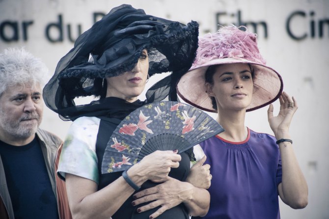 Фото - Выход рабочих с фабрики: 670x446 / 91.37 Кб