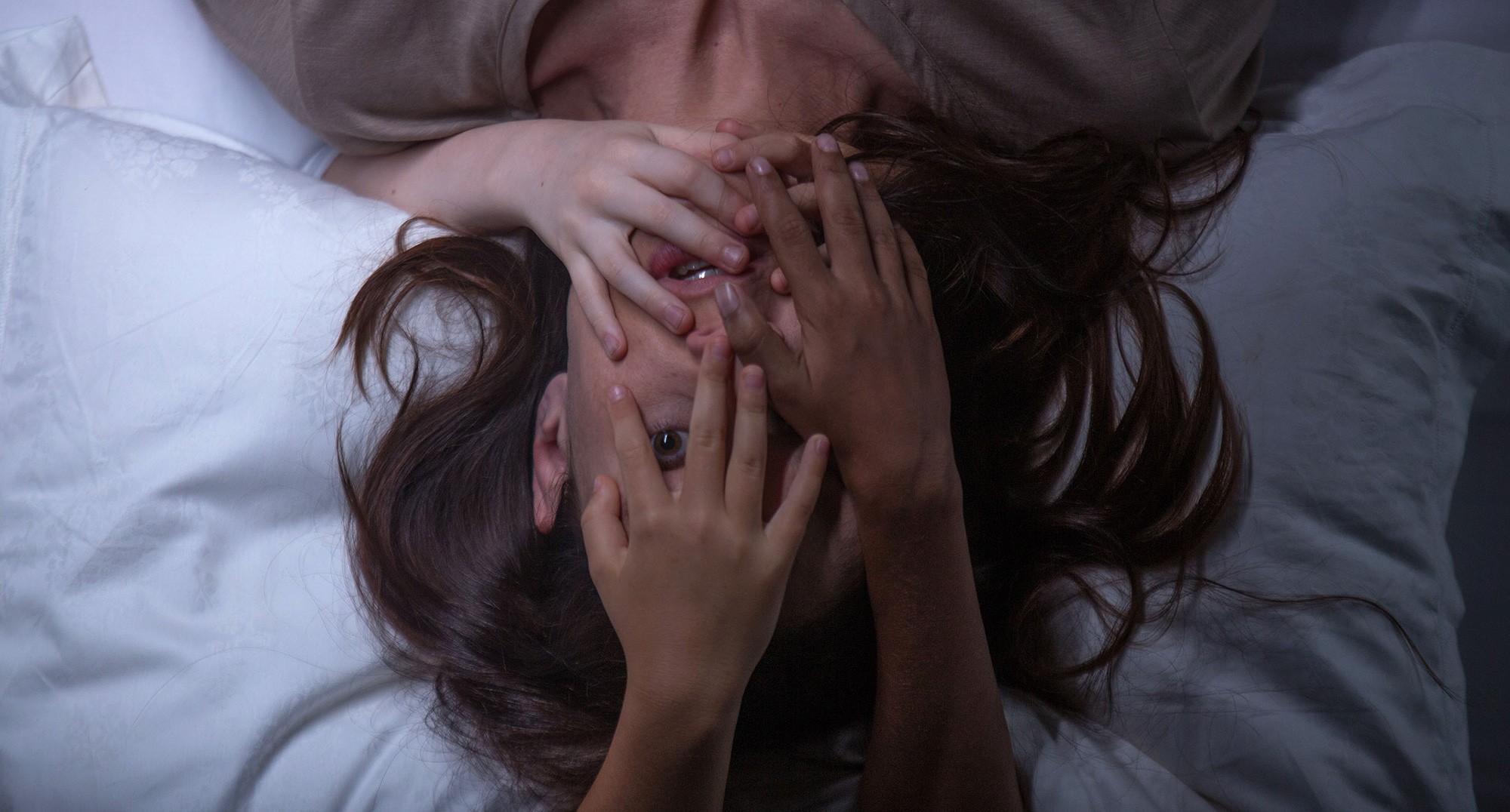 Фото - По ту сторону двери: 2000x1076 / 392.82 Кб