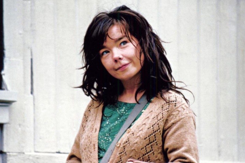 Фото - Танцующая в темноте: 850x567 / 110.14 Кб