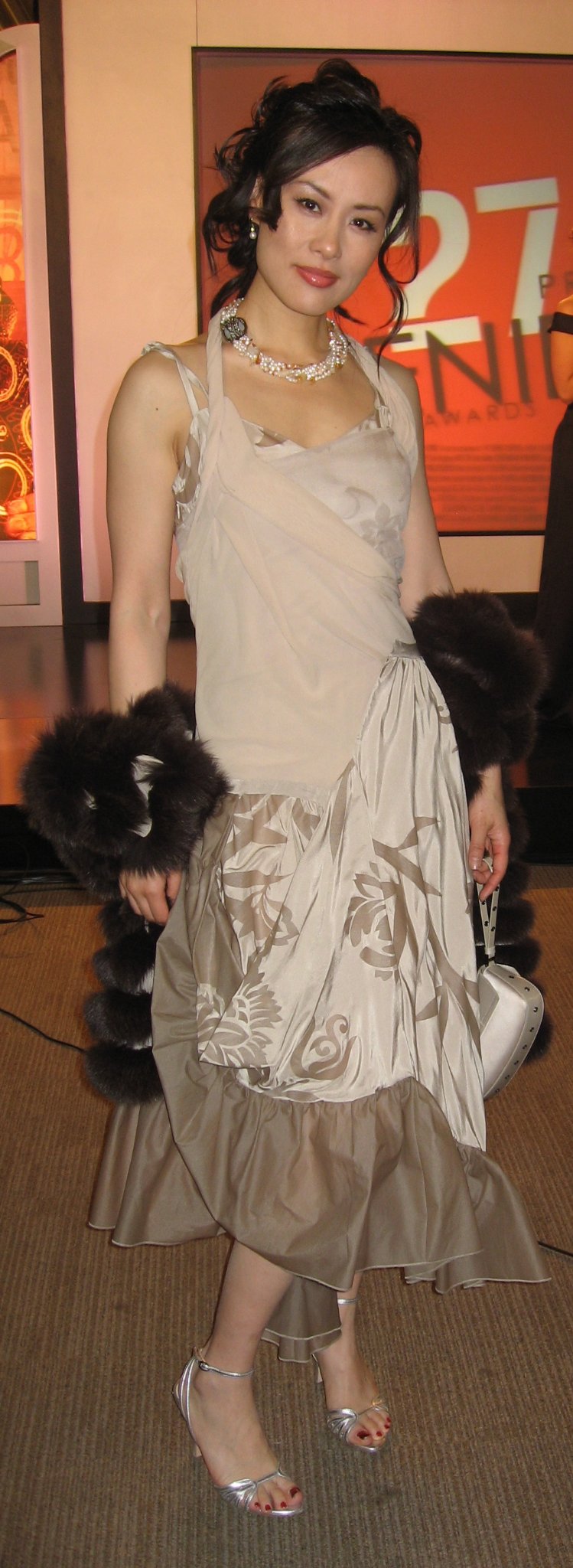 Фото - Вивьен Ву: 749x2048 / 235 Кб