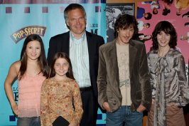 Фото - Джон Хоукс: 266x177 / 18 Кб