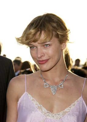 Фото - Милла Йовович: 285x400 / 20 Кб