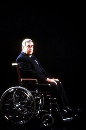 Фото - Рэймонд Берр: 298x447 / 16 Кб