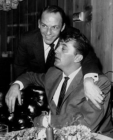 Фото - Роберт Митчем: 363x450 / 42 Кб