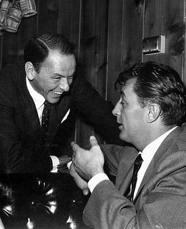 Фото - Роберт Митчем: 366x450 / 40 Кб