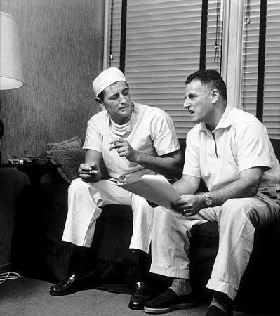 Фото - Роберт Митчем: 399x450 / 40 Кб