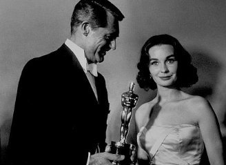 Фото - Джин Симмонс: 328x239 / 15 Кб