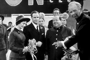 Фото - Джин Симмонс: 301x201 / 19 Кб