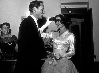 Фото - Мел Феррер: 332x245 / 18 Кб