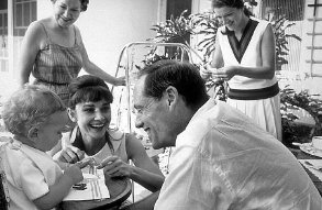 Фото - Мел Феррер: 293x191 / 21 Кб