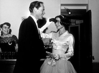 Фото - Мел Феррер: 329x241 / 17 Кб