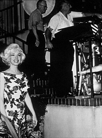 Фото - Мэрилин Монро: 333x450 / 41 Кб